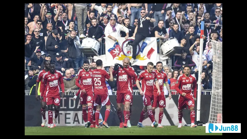 Cầu thủ đội Angers với sự quyết tâm đối mặt với cầu thủ đội Brest trong trận đấu bóng đá Cầu thủ đội Angers với sự quyết tâm đối mặt với cầu thủ đội Brest trong trận đấu bóng đá