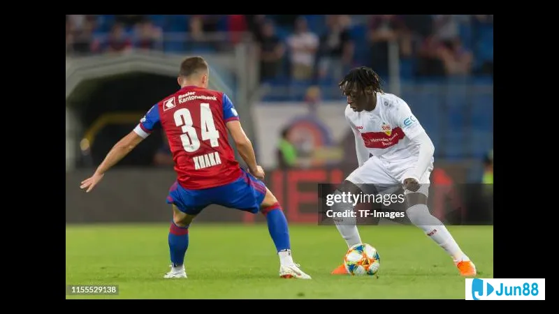 Cầu thủ Basel vượt qua hậu vệ Stuttgart với một cú dứt điểm chính xác. Cầu thủ Basel vượt qua hậu vệ Stuttgart với một cú dứt điểm chính xác.