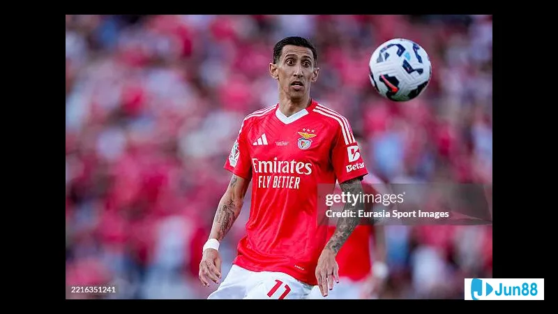 Cầu thủ Benfica thực hiện cú sút mạnh mẽ trong trận đấu với Qarabag Cầu thủ Benfica thực hiện cú sút mạnh mẽ trong trận đấu với Qarabag