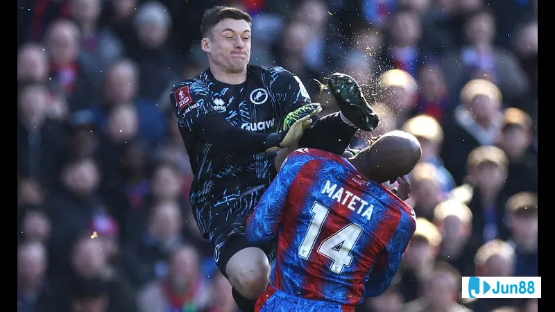 Cầu thủ Crystal Palace và Millwall tranh chấp bóng trong trận đấu gay cấn Cầu thủ Crystal Palace và Millwall tranh chấp bóng trong trận đấu gay cấn