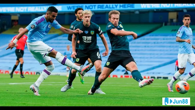 Cầu thủ Man City vượt qua hàng phòng ngự của Burnley với tốc độ và kỹ thuật cá nhân xuất sắc Cầu thủ Man City vượt qua hàng phòng ngự của Burnley với tốc độ và kỹ thuật cá nhân xuất…