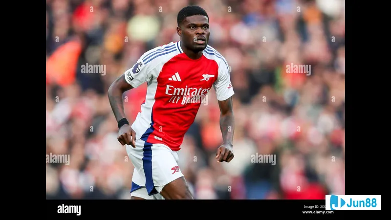 Cầu thủ Arsenal với bóng, chống chọi với cầu thủ West Ham trong trận đấu sôi động