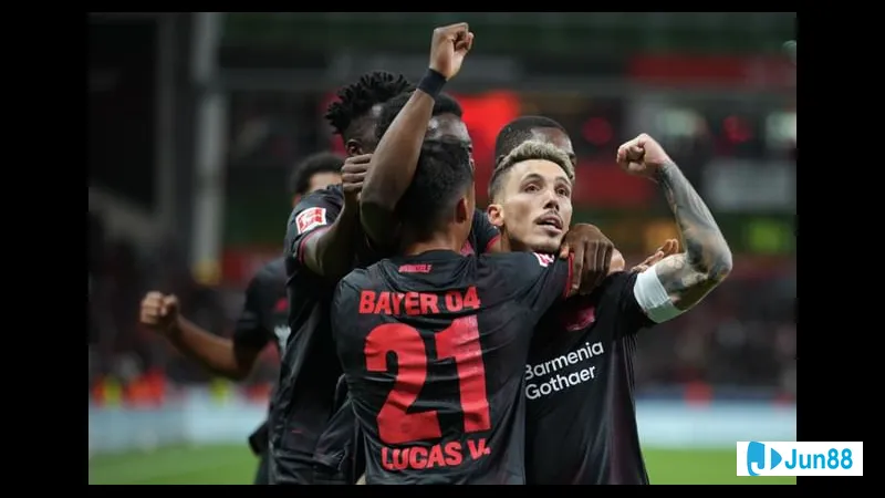 Cầu thủ của Bayer Leverkusen vượt qua cầu thủ PSV trong trận đấu bóng đá