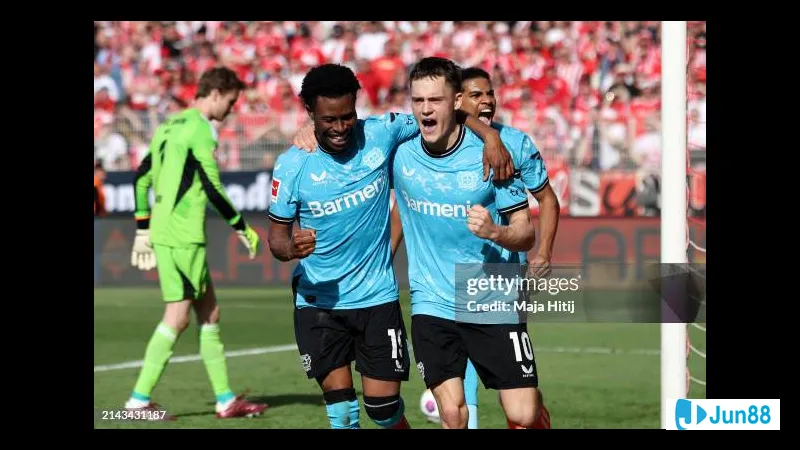 Cầu thủ Bayer Leverkusen vượt qua hàng phòng ngự của Union Berlin để tạo ra cơ hội ghi bàn Cầu thủ Bayer Leverkusen vượt qua hàng phòng ngự của Union Berlin để tạo ra cơ hội ghi bàn