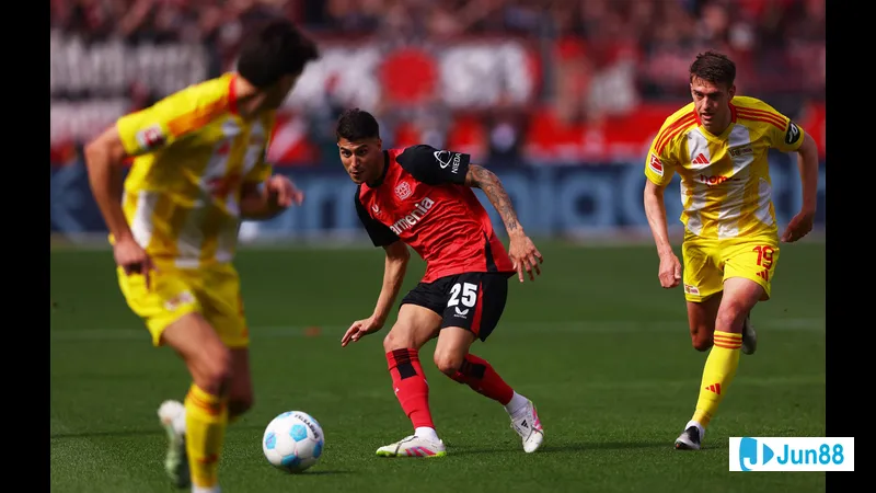 Cầu thủ Bayer Leverkusen đang cố gắng vượt qua cầu thủ Union Berlin trong trận đấu Cầu thủ Bayer Leverkusen đang cố gắng vượt qua cầu thủ Union Berlin trong trận đấu