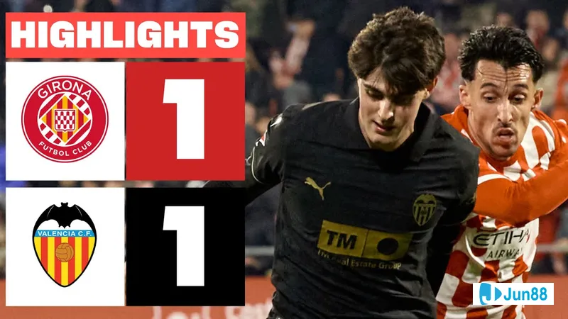 Cầu thủ Girona với áo đỏ đang cố gắng chặn bóng từ cầu thủ Valencia với áo trắng Cầu thủ Girona với áo đỏ đang cố gắng chặn bóng từ cầu thủ Valencia với áo trắng