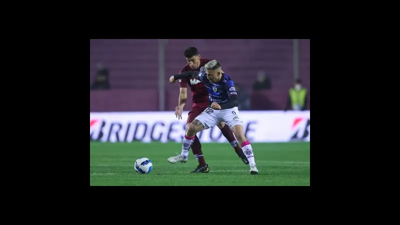 Cầu thủ của Independiente vượt qua cầu thủ của Lanus trong trận đấu sôi động.