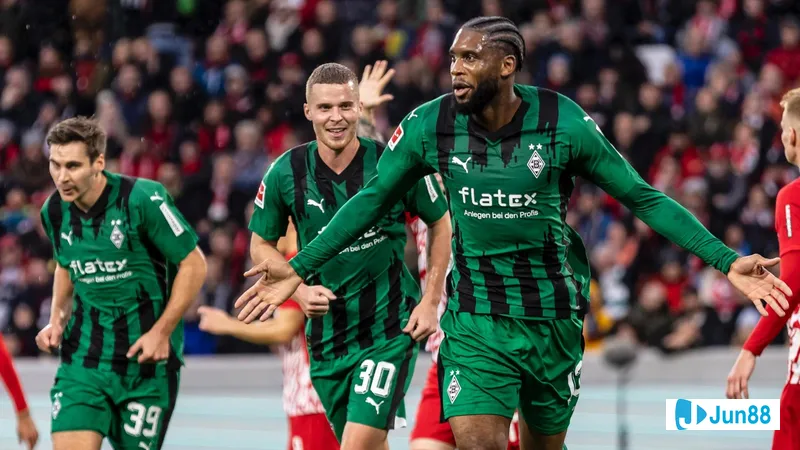 Cầu thủ của Monchengladbach vượt qua cầu thủ của Freiburg để tiến vào vòng cấm đối phương Cầu thủ của Monchengladbach vượt qua cầu thủ của Freiburg để tiến vào vòng cấm đối phương