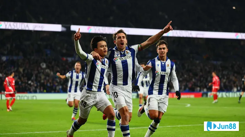 Cầu thủ Real Sociedad sử dụng kỹ thuật đi bóng qua cầu thủ Rayo Vallecano trong trận đấu Cầu thủ Real Sociedad sử dụng kỹ thuật đi bóng qua cầu thủ Rayo Vallecano trong trận đấu