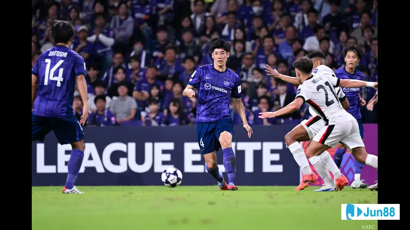 Cầu thủ của Sanfrecce Hiroshima chống đỡ bóng trước áp lực từ cầu thủ đối phương trong trận đấu với Machida Cầu thủ của Sanfrecce Hiroshima chống đỡ bóng trước áp lực từ cầu thủ đối phương trong…