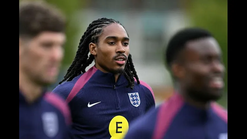 Cầu thủ của Suzhou Dongwu tung cú sút mạnh vào khung thành đối phương trong trận đấu với Yanbian Longding Cầu thủ của Suzhou Dongwu tung cú sút mạnh vào khung thành đối phương trong trận đấu với…