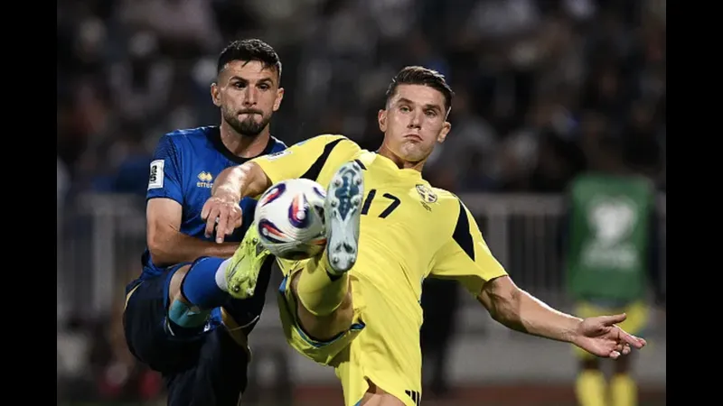 Cầu thủ Thụy Điển tung cú đá mạnh vào khung thành Kosovo