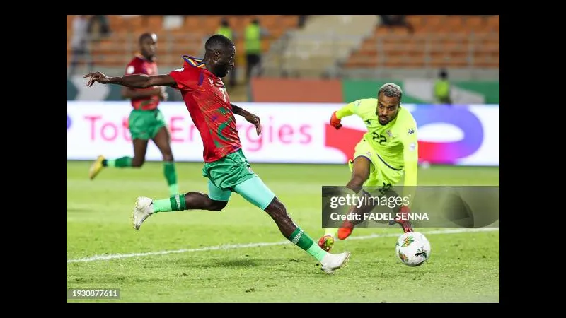 Cầu thủ Tunisia với sự quyết tâm bứt phá qua phòng ngự của Namibia