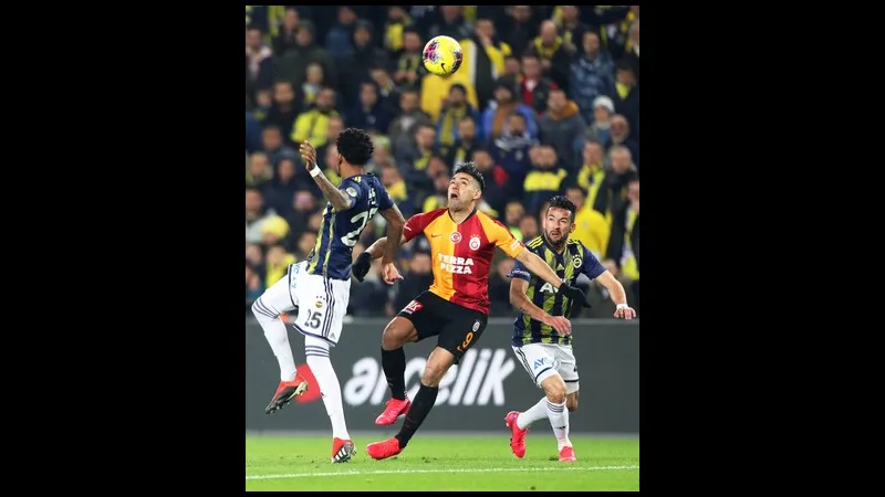 Cầu thủ Fenerbahce với quyết tâm vượt qua cầu thủ Galatasaray trong trận đấu gay cấn. Cầu thủ Fenerbahce với quyết tâm vượt qua cầu thủ Galatasaray trong trận đấu gay cấn.