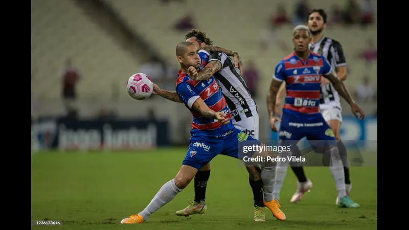 Cầu thủ Atletico vượt qua hậu vệ của Fortaleza bằng kỹ thuật cá nhân tinh tế. Cầu thủ Atletico vượt qua hậu vệ của Fortaleza bằng kỹ thuật cá nhân tinh tế.