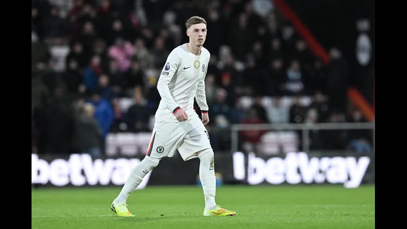 Cầu thủ Atalanta dứt điểm ghi bàn vào lưới Chelsea Cầu thủ Atalanta dứt điểm ghi bàn vào lưới Chelsea