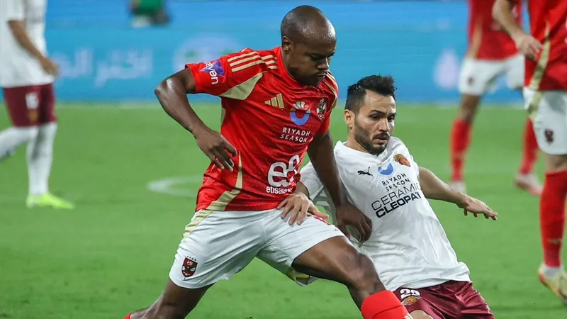 Cầu thủ của Ceramica Clepatra tiến vào vòng cấm Al Ahly với sự quyết tâm cao Cầu thủ của Ceramica Clepatra tiến vào vòng cấm Al Ahly với sự quyết tâm cao