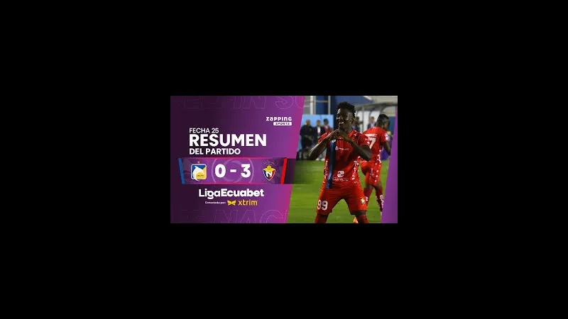 Cầu thủ của El Nacional đang nỗ lực chiến đấu để giữ bóng trước áp lực từ hậu vệ Delfin