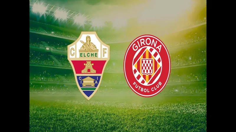 Cầu thủ của Elche chiến đấu quyết liệt với cầu thủ của Girona trong trận đấu Cầu thủ của Elche chiến đấu quyết liệt với cầu thủ của Girona trong trận đấu