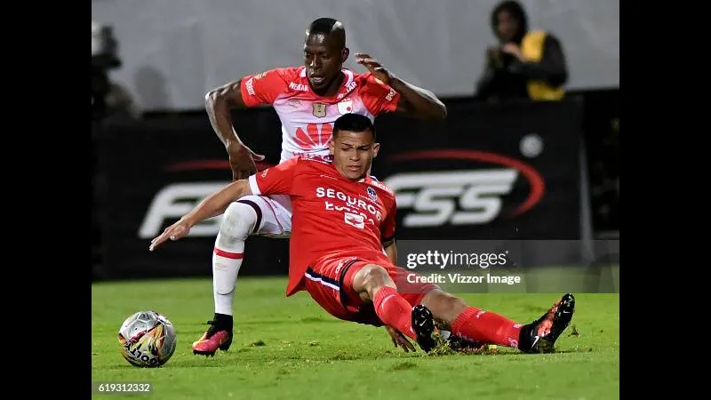 Cầu thủ của Fortaleza đang nỗ lực giành bóng khỏi thế trận của Santa Fe Cầu thủ của Fortaleza đang nỗ lực giành bóng khỏi thế trận của Santa Fe