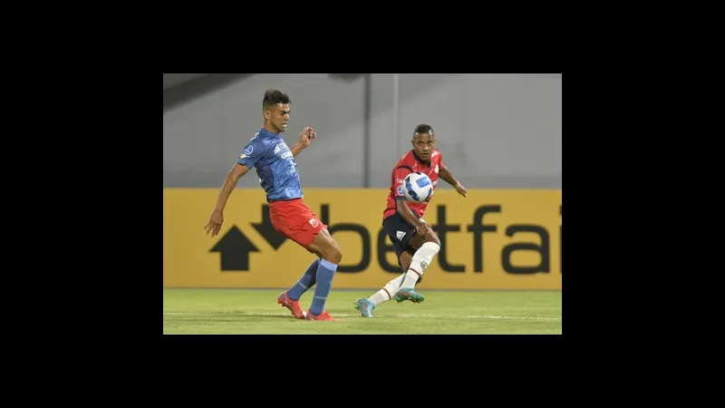 Cầu thủ của Guabira chiến đấu với cầu thủ của Wilstermann để tranh bóng. Cầu thủ của Guabira chiến đấu với cầu thủ của Wilstermann để tranh bóng.