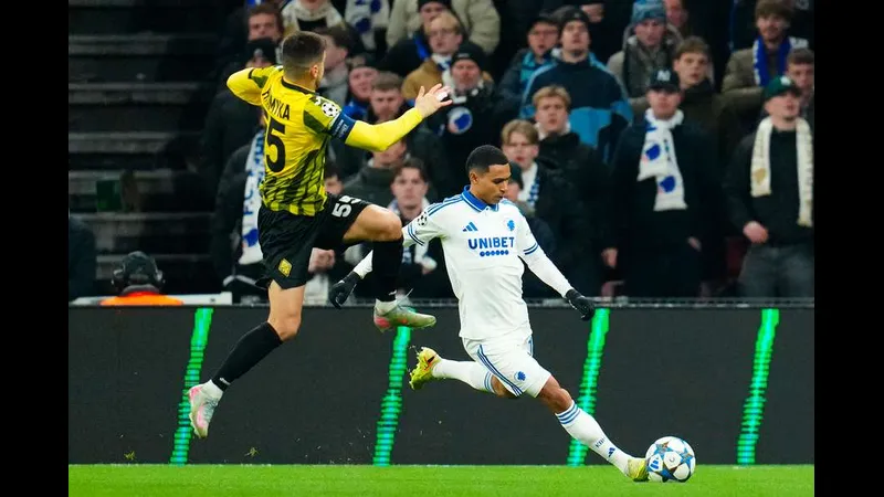 Cầu thủ của Kairat Almaty tung cú sút mạnh khi đối mặt với thủ môn của Olympiacos Cầu thủ của Kairat Almaty tung cú sút mạnh khi đối mặt với thủ môn của Olympiacos