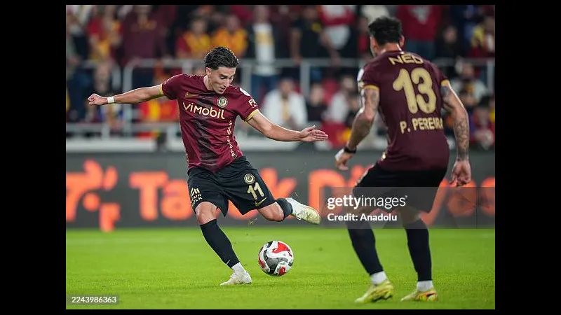 Cầu thủ Kasimpasa điều chỉnh bóng trước sự áp sát quyết liệt từ cầu thủ Genclerbirligi Cầu thủ Kasimpasa điều chỉnh bóng trước sự áp sát quyết liệt từ cầu thủ Genclerbirligi