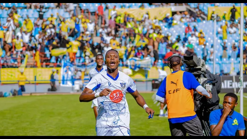 Cầu thủ của Lubumbashi Sport tạt bóng vào vòng cấm Manika trong trận đấu sôi động. Cầu thủ của Lubumbashi Sport tạt bóng vào vòng cấm Manika trong trận đấu sôi động.