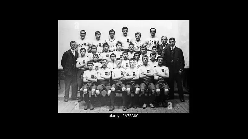 Cầu thủ của Old Edwardians đang nỗ lực chuyền bóng qua hàng phòng ngự Bhantal Cầu thủ của Old Edwardians đang nỗ lực chuyền bóng qua hàng phòng ngự Bhantal