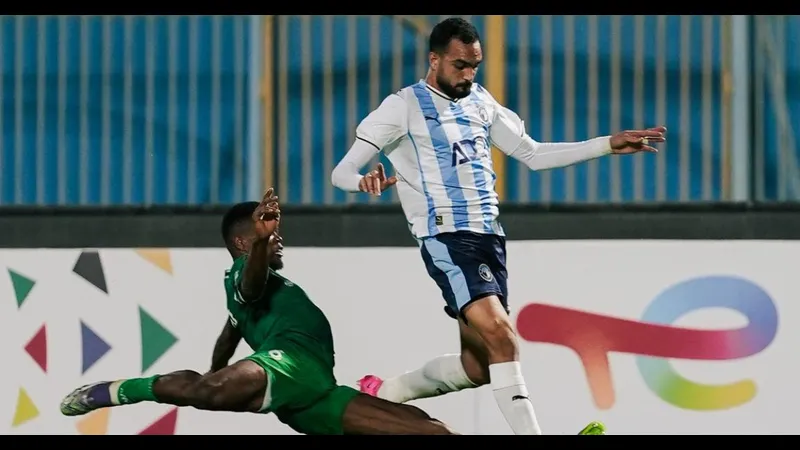 Cầu thủ của Old Edwardians và Bhantal đấu tranh gay gắt để giành quyền kiểm soát bóng Cầu thủ của Old Edwardians và Bhantal đấu tranh gay gắt để giành quyền kiểm soát bóng