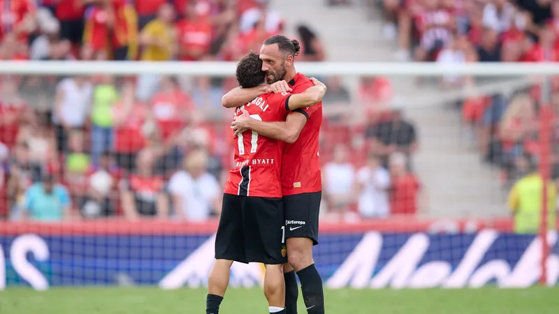 Cầu thủ Real Oviedo vượt qua phòng ngự của Mallorca với tinh thần quyết tâm và kỹ thuật cao. Cầu thủ Real Oviedo vượt qua phòng ngự của Mallorca với tinh thần quyết tâm và kỹ thuật…