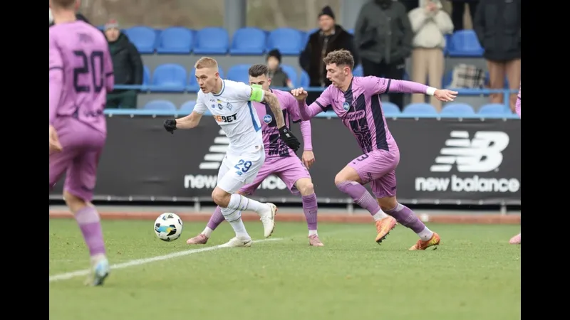 Cầu thủ của SC Poltava và Epitsentr đang tranh chấp bóng trên sân cỏ Cầu thủ của SC Poltava và Epitsentr đang tranh chấp bóng trên sân cỏ