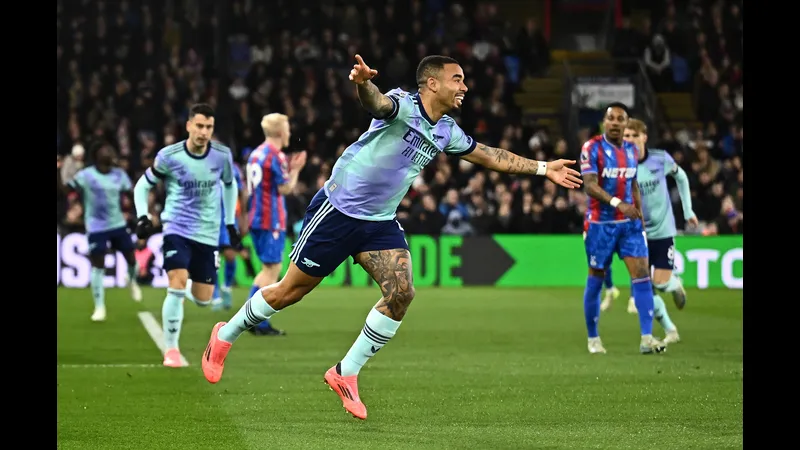 Cầu thủ Shelbourne dũng cảm đối mặt với hậu vệ Crystal Palace trong trận đấu đầy kịch tính. Cầu thủ Shelbourne dũng cảm đối mặt với hậu vệ Crystal Palace trong trận đấu đầy kịch…