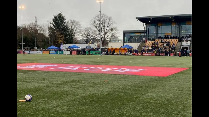 Cầu thủ Slough thể hiện sự quyết tâm khi vượt qua phòng ngự Macclesfield Cầu thủ Slough thể hiện sự quyết tâm khi vượt qua phòng ngự Macclesfield