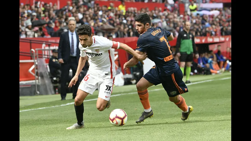 Cầu thủ Valencia với bóng tại trận đấu với Sevilla
