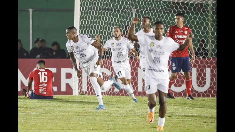 Cầu thủ của Xelaju vượt qua cầu thủ của Antigua bằng kỹ thuật đi bóng tinh tế Cầu thủ của Xelaju vượt qua cầu thủ của Antigua bằng kỹ thuật đi bóng tinh tế