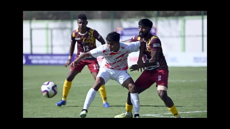 Cầu thủ Meghalaya và Services cùng tranh chấp quả bóng trên sân Cầu thủ Meghalaya và Services cùng tranh chấp quả bóng trên sân