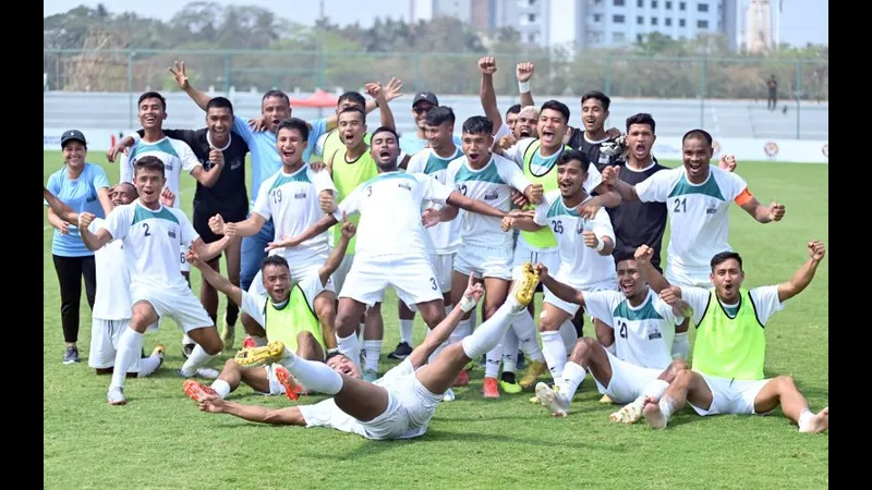 Cầu thủ đội Meghalaya vượt qua cầu thủ đội Services trong trận đấu gay cấn. Cầu thủ đội Meghalaya vượt qua cầu thủ đội Services trong trận đấu gay cấn.