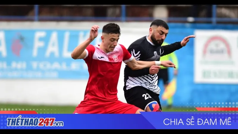 Cầu thủ Mykonos và Aias Salamina tranh chấp bóng trên sân cỏ Cầu thủ Mykonos và Aias Salamina tranh chấp bóng trên sân cỏ