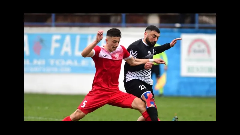 Cầu thủ Mykonos và Aias Salamina đang tranh chấp quả bóng trên sân cỏ Cầu thủ Mykonos và Aias Salamina đang tranh chấp quả bóng trên sân cỏ