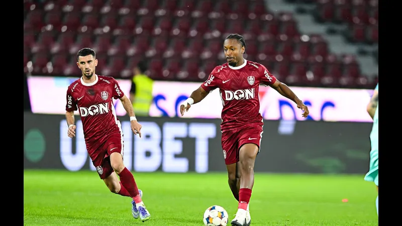 Cầu thủ UTA Arad và Rapid Bucuresti đấu tranh cho quả bóng Cầu thủ UTA Arad và Rapid Bucuresti đấu tranh cho quả bóng