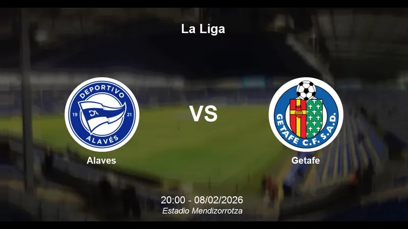 Cầu thủ của Alaves và Getafe tranh chấp bóng trên sân