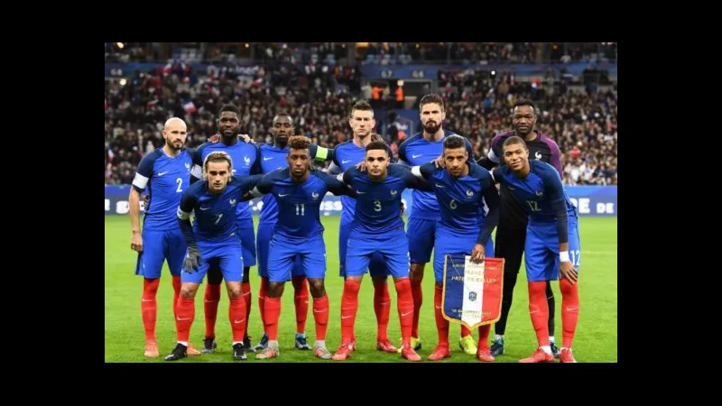 Cầu thủ Brazil tìm đường thoát khỏi sự áp đặt của cầu thủ Pháp Cầu thủ Brazil tìm đường thoát khỏi sự áp đặt của cầu thủ Pháp