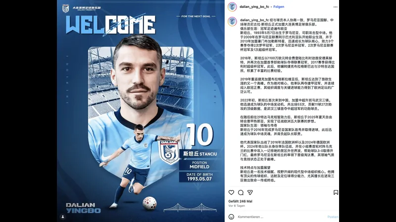 Cầu thủ Dalian Yingbo và Shanghai Port tranh chấp bóng trên sân