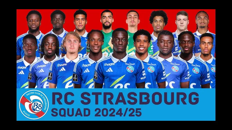 Cầu thủ của Strasbourg chạy nhanh với bóng trước sự áp đảo của đối thủ