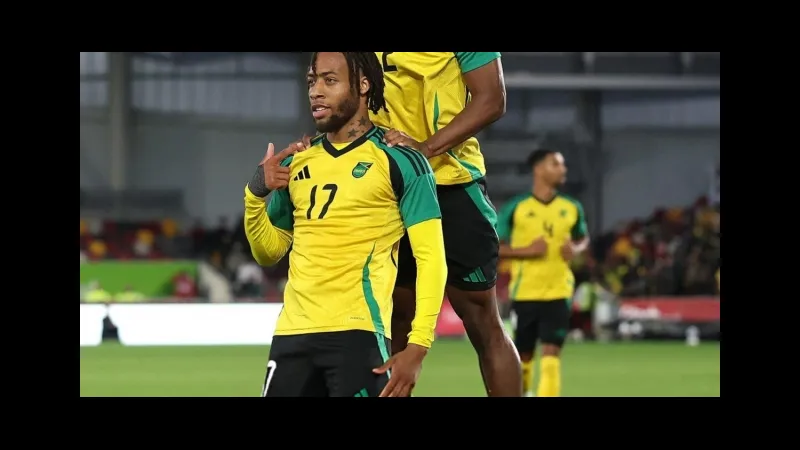 Cầu thủ New Caledonia và Jamaica đối đầu trên sân cỏ