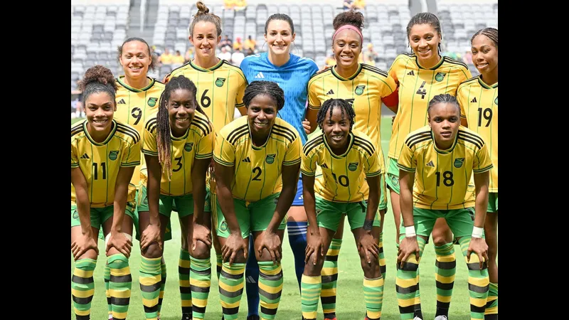 Cầu thủ New Caledonia và Jamaica tranh chấp bóng trên sân - Phân tích chiến