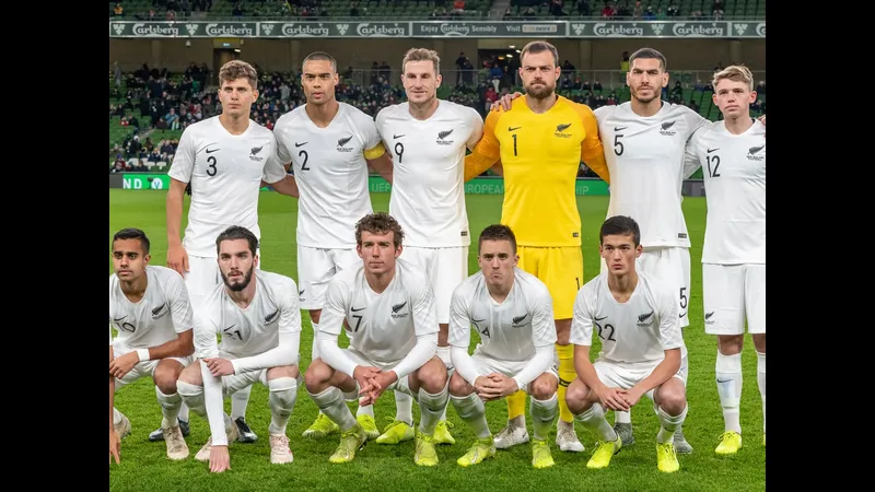 Cầu thủ New Zealand đang tranh chấp bóng với cầu thủ Phần Lan