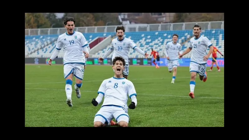 Cầu thủ U19 Kosovo chạy nhanh với bóng trước sự áp đảo từ U19 Thổ Nhĩ Kỳ