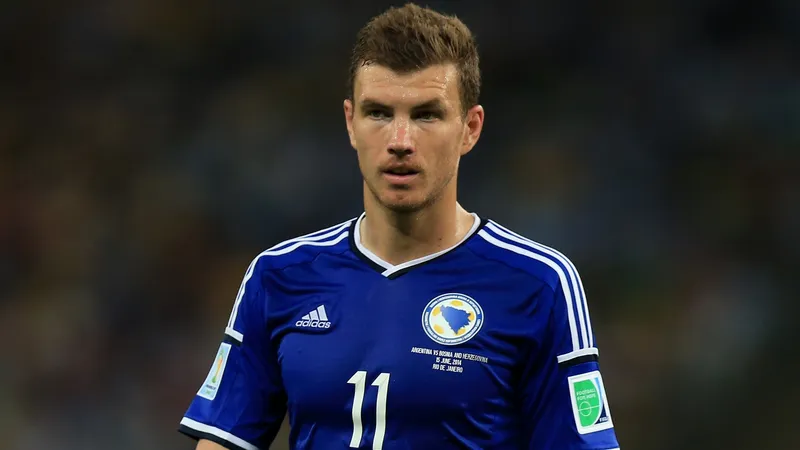 Cầu thủ Bosnia & Herzegovina sút bóng trong trận đấu với Wales